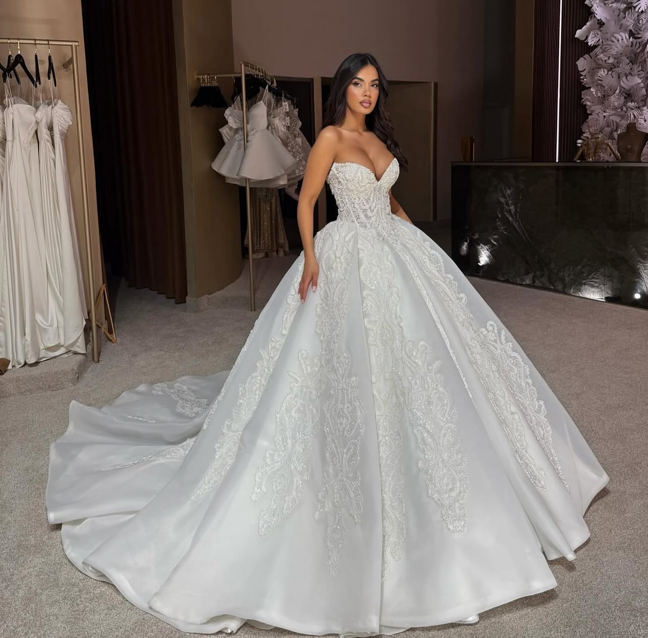Customized Luxury Wedding dress, Sweetheart collar, Sleeveless puffy skirt, Retro ladies' Wedding dress. amanda novias