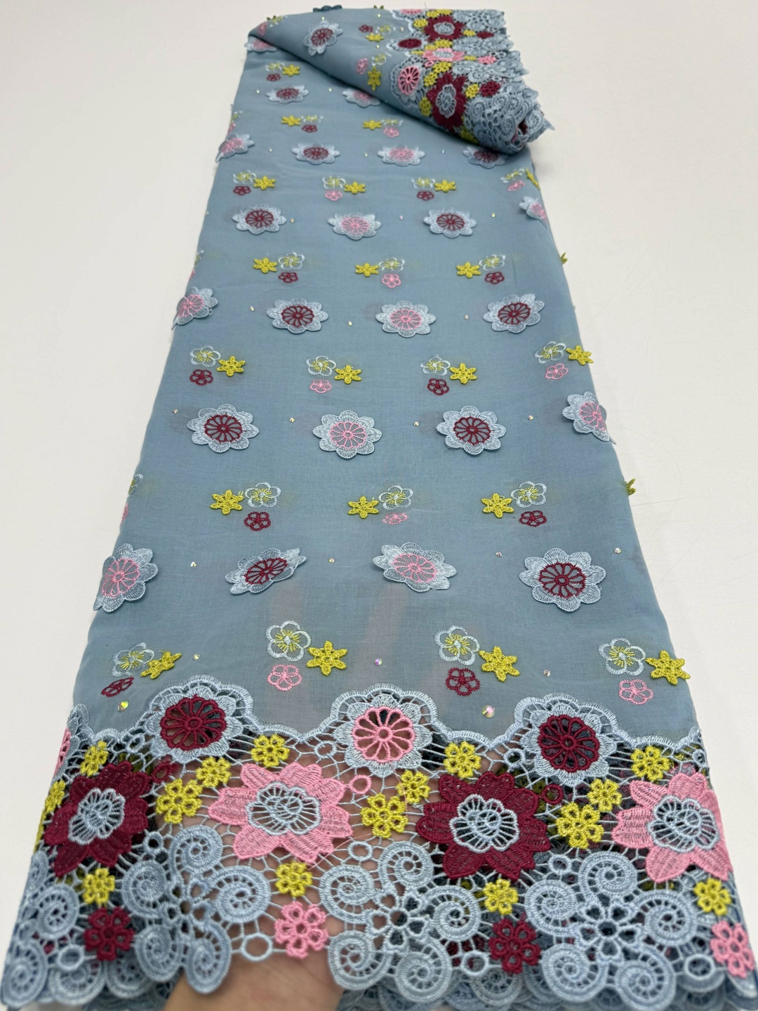 Encaje suizo de voile de algodón 100% multicolor suave de lujo, hecho en Suiza, con apliques de flores grandes en 3D y piedras, para vestido de fiesta o boda para mujer.