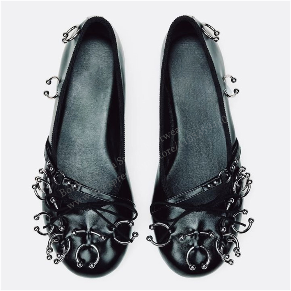 Sapatilhas Femininas Pretas de Couro Perfuradas com Fivela, Bico Redondo, Slip-On, Cor Sólida, Confortáveis e Modernas