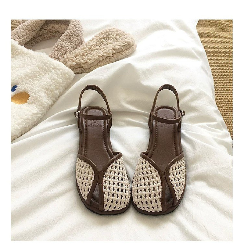 Sandali bassi da donna intrecciati a punta chiusa, nuovi per l'estate 2026, retrò con fibbia slingback, casual e traspiranti