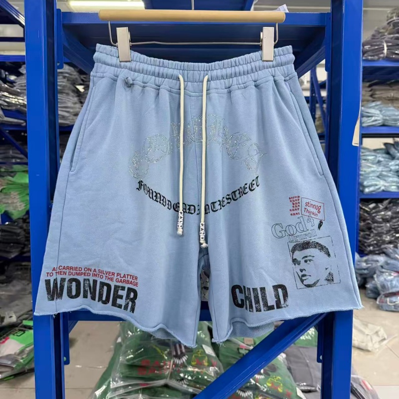 Pantaloncini da Uomo in Felpa Lavata Blu Chiaro con Stampa Gotica in Strass PALY, Orlo Grezzo, Stile Streetwear Casual