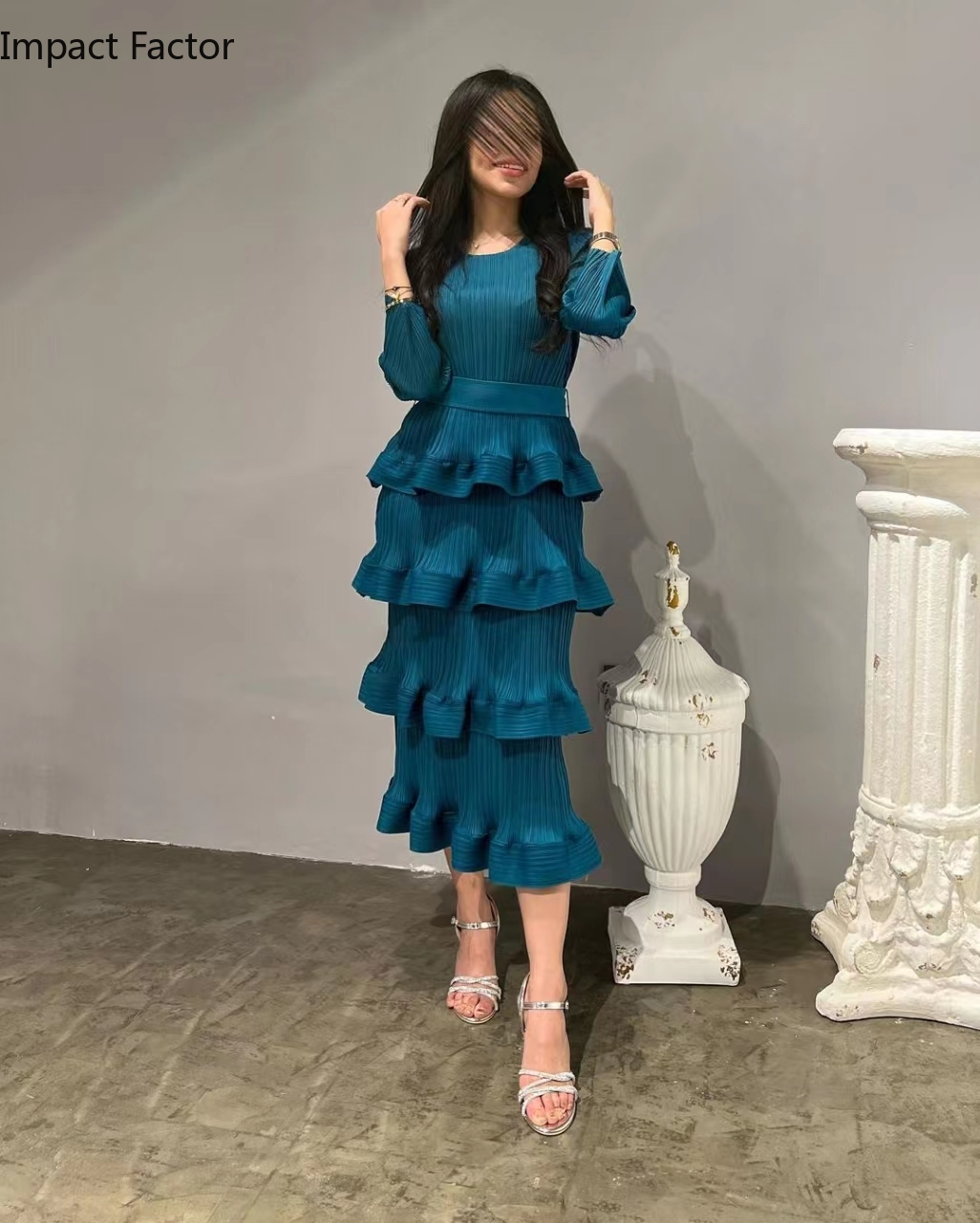 2024 Miyake Plissee langes Kleid Damen Rundhals ausschnitt einfarbig Schnür mehr schicht iges Kuchen kleid Damen elegante Freizeit kleidung