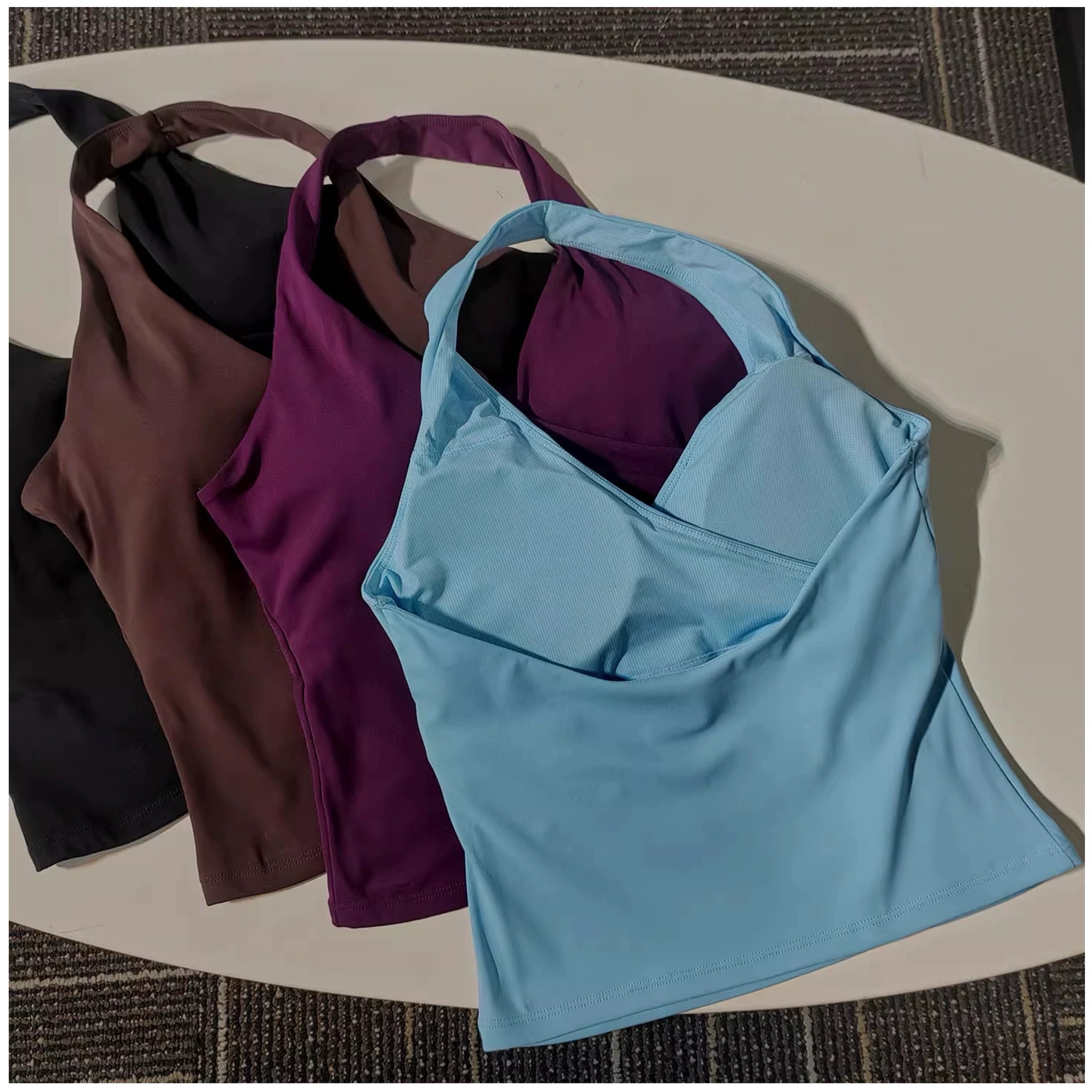 Soutien-gorge de sport sexy à col en V pour femme, couleur chair, avec bretelles croisées, débardeur de yoga confortable et respirant pour la gym et les activités sportives