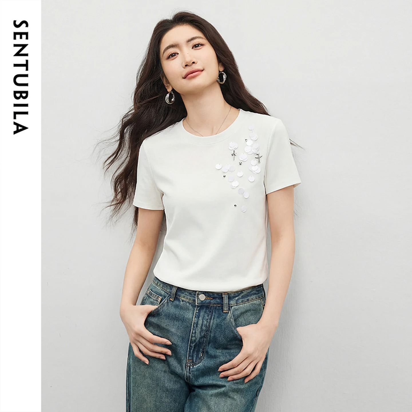 SENTUBILA Camiseta Casual de Algodón para Mujer, Verano 2026, Cuello Redondo, Lentejuelas Agrupadas, Top de Punto Sencillo de Manga Corta Recta 162TG7021S