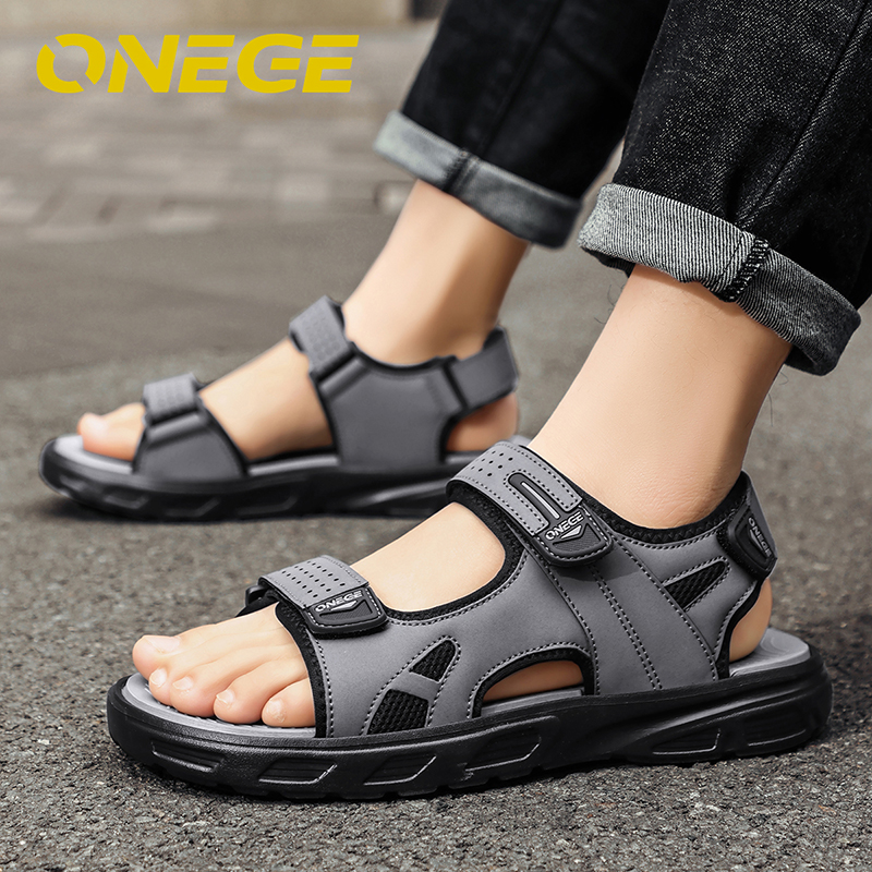 Een paar eenvoudige, lichtgewicht, nieuwe sportsandalen, zomerstijl, antislip rijschoenen voor heren, strandschoenen, slijtvast, grote maten, schoenen met klittenband