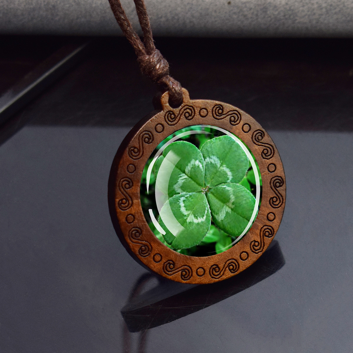 Kalung Liontin Kayu Kubah Kaca Empat Daun Semanggi Kalung Rantai Tali Perhiasan Retro Hadiah Hari St.Patrick