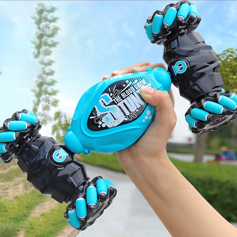 รถ mobil RC 4WD ผาดโผนพร้อมไฟ LED เหนี่ยวนำด้วยแสงท่าทางการเปลี่ยนรูปแบบปีนเขาด้วยวิทยุควบคุมรถแข่งของเล่นรถสำหรับเด็ก