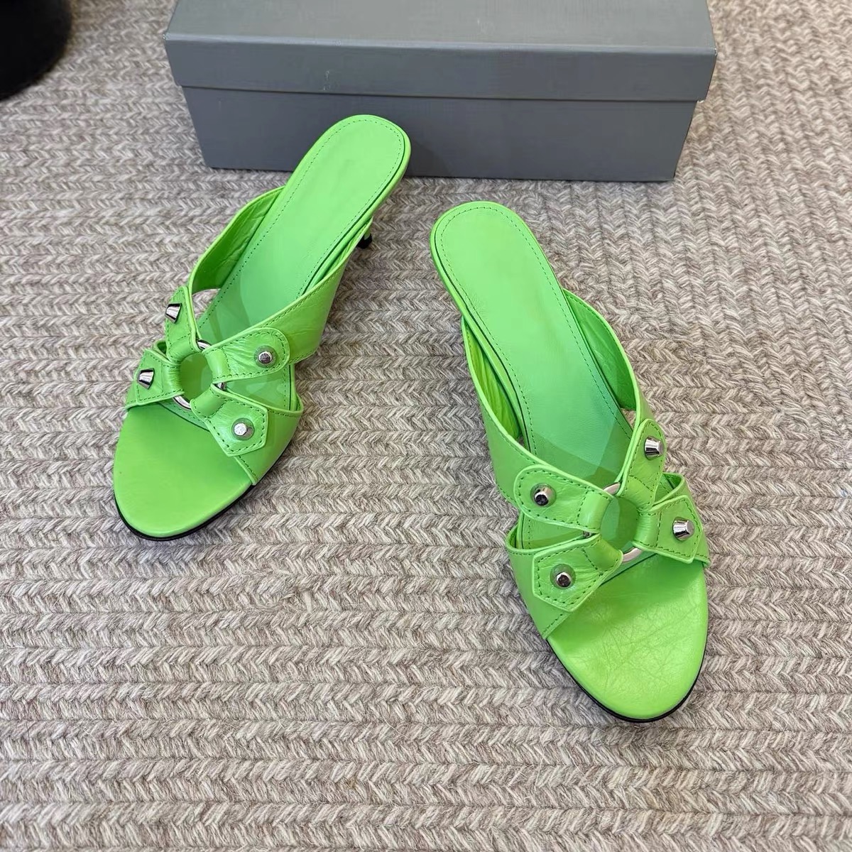Sandal Wanita Model Terbaru Musim Panas 2026, Hiasan Kancing Rivet Logam, Tali Silang, Ujung Bulat, Hak Sedang, Fashionable, Cocok untuk Segala Acara, Model Slip On Mule