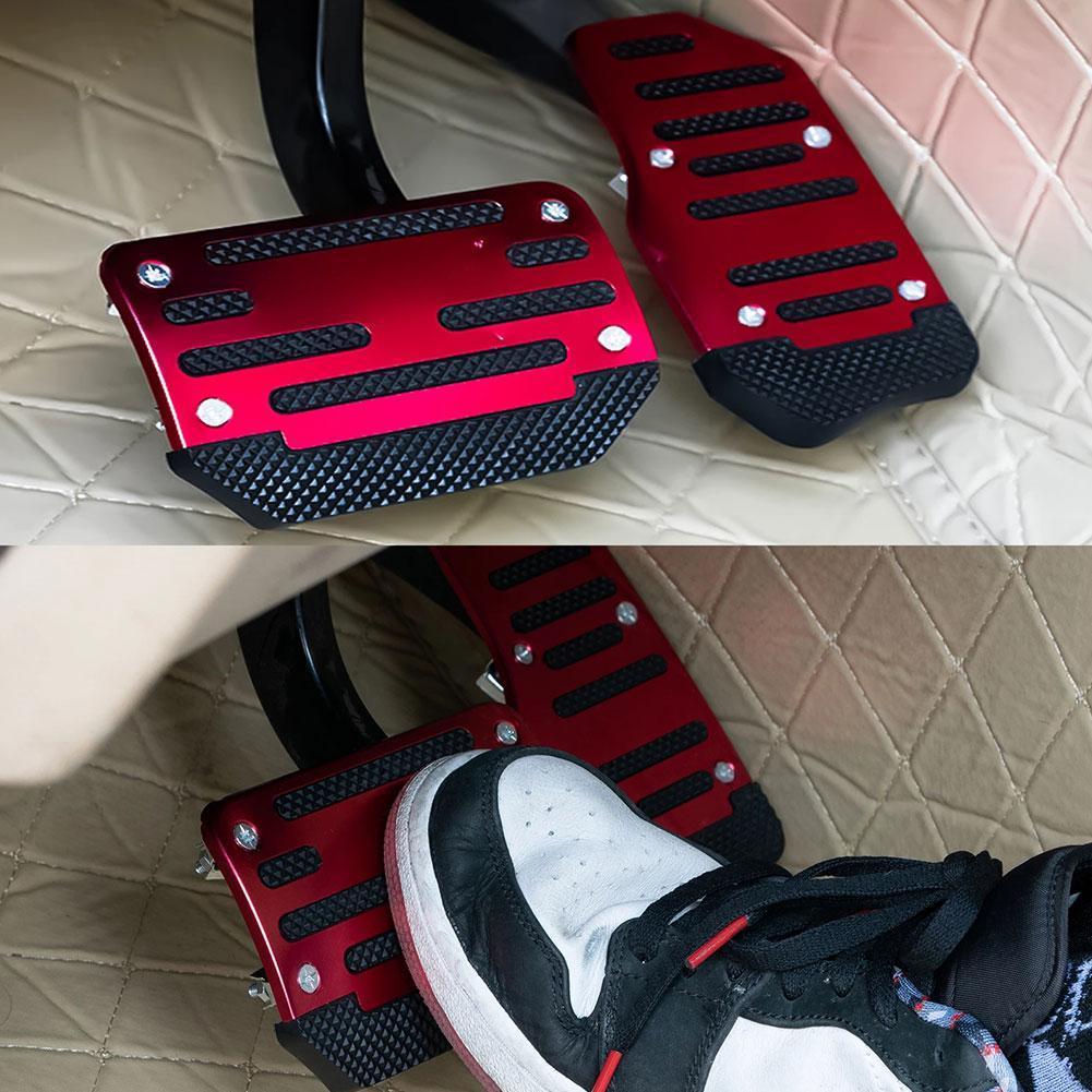 Cubierta de Pedal de coche de transmisión automática Universal, juego de almohadillas de pie de Gas y combustible de freno, herramientas antideslizantes de aleación de aluminio, rojo y plateado