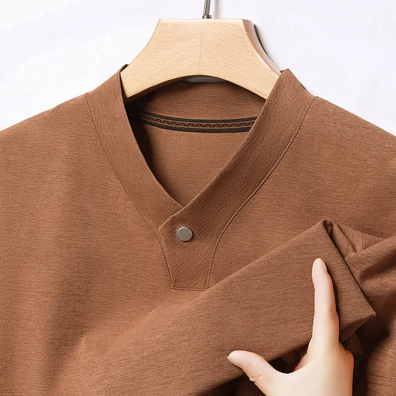 2026 Koreaanse stijl heren casual en modieus T-shirt met één knoop, V-hals, effen kleur, korte mouwen, zomer, veelzijdige top