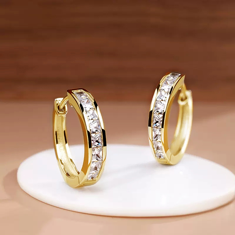 Huitan ออกแบบคลาสสิกผู้หญิง Hoop ต่างหูเต็มรูปแบบ Princess Square CZ เรียบง่ายและสง่างามหญิงอุปกรณ์เสริมเครื่องประดับอเนกประสงค์