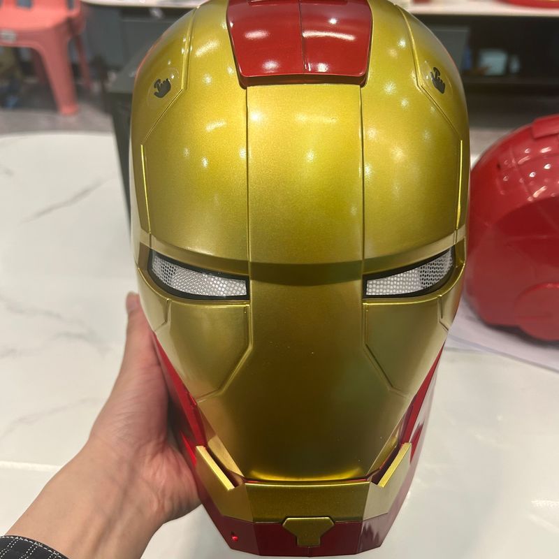 Fumetti Iron Man Casco Maschera indossabile elettrica 1:1 Apertura e chiusura automatica Modello Personaggi Giocattoli per adulti Regalo di compleanno