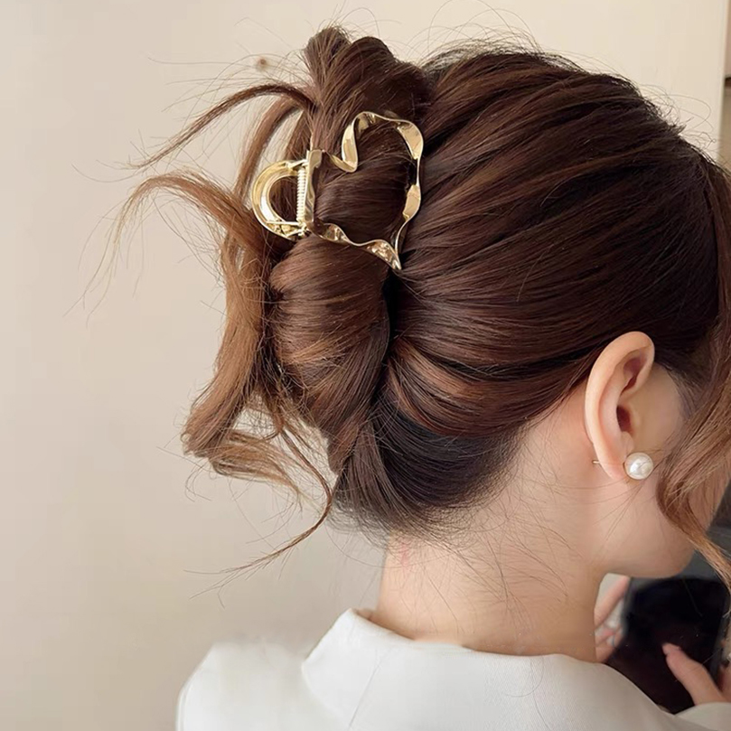 AWAYTR Artiglio per capelli in metallo Clip per granchio per donne Ragazze Oro cavo 6 cm Liquido Amore Clip per capelli in lega Clip per squalo Accessori per capelli