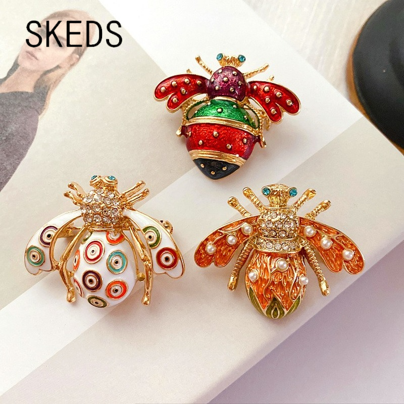 SKEDS Luxury Vintage ผู้หญิงคริสตัลน่ารักเคลือบ Bee เข็มกลัดเข็มกลัด Baroque Pearl แมลงเครื่องประดับเข็มกลัดสําหรับสุภาพสตรีป้าย Lapel Pins