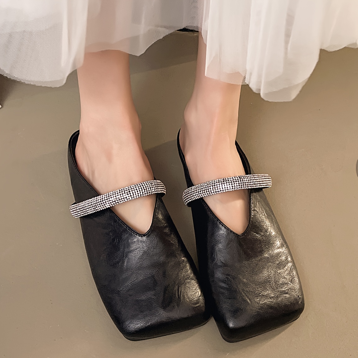 Novas Sandálias Femininas de Moda para Exterior com Bico Quadrado, Salto Baixo e Bico Coberto, Versáteis