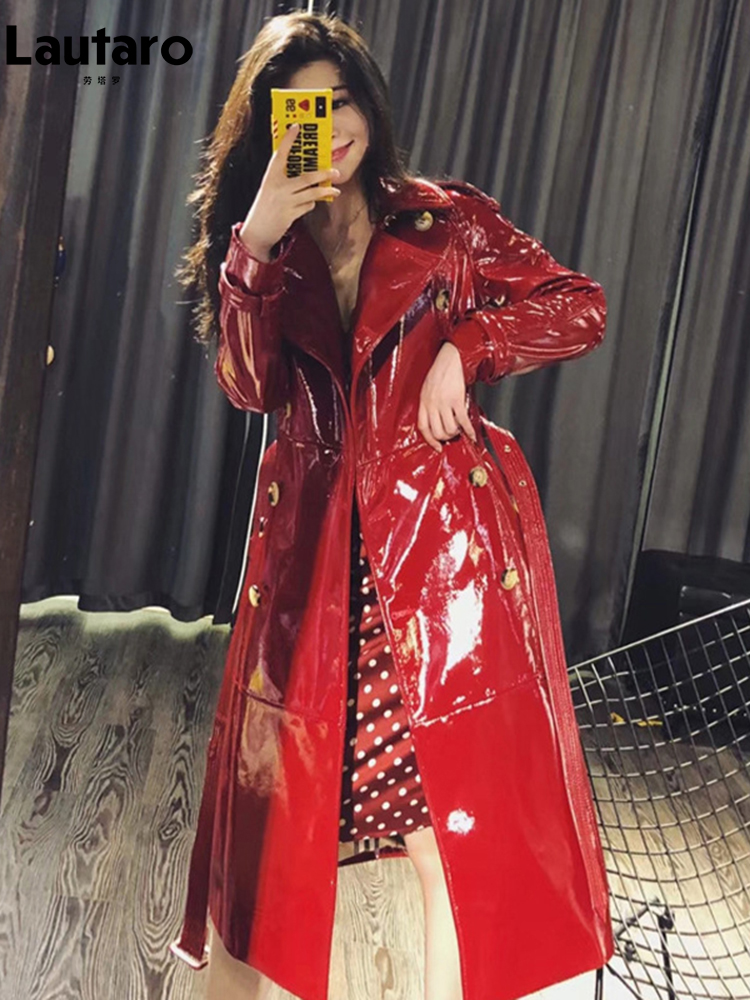Lautaro outono longo brilhante reflexivo patente falso couro trench coat para mulheres faixas duplo breasted pista moda europeia