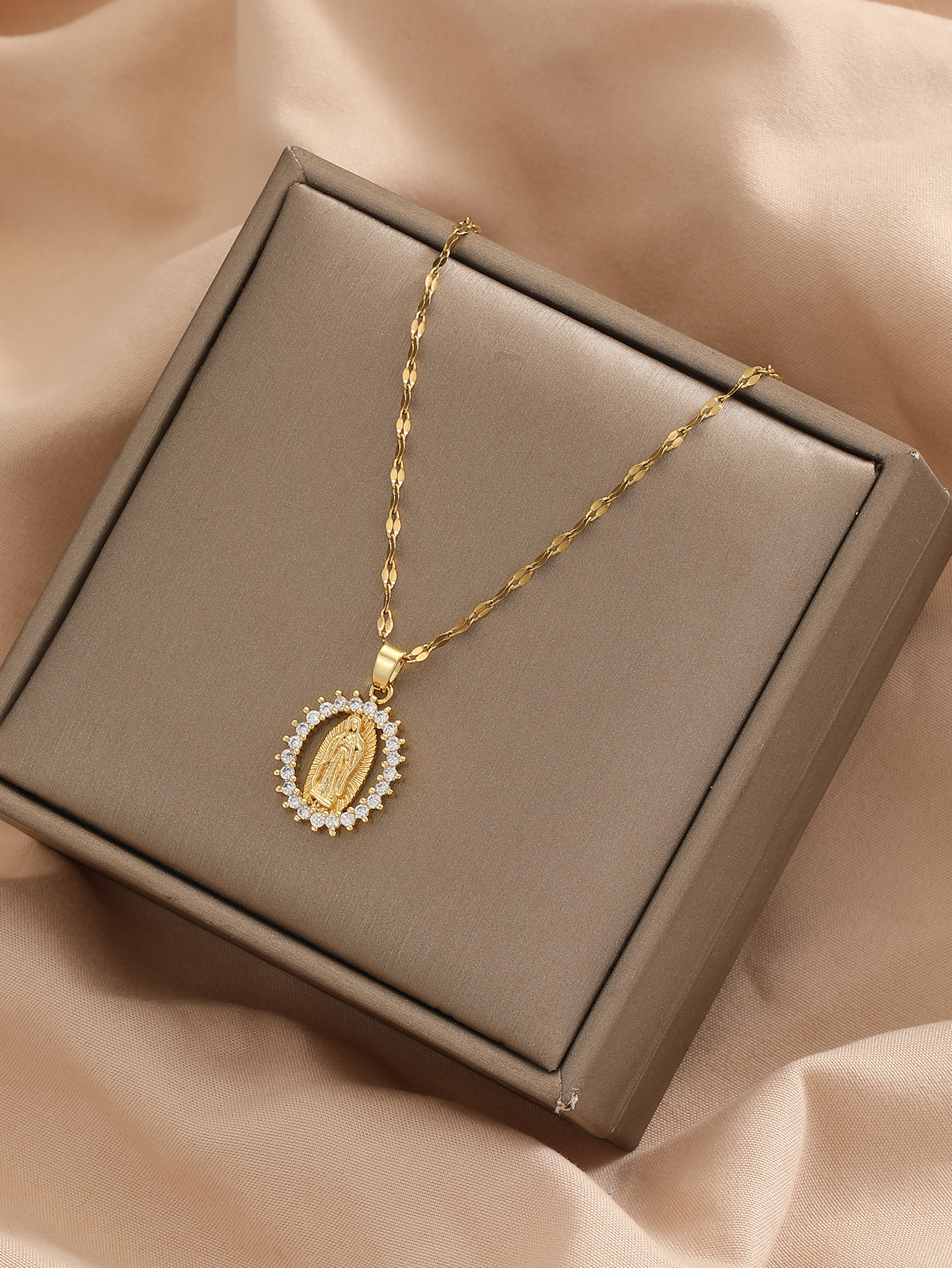 แฟชั่นยุโรปและอเมริกาและGorgeous Women's All Sky Star MicroฝังZircon Virgin Mary Hollowสร้อยคอ