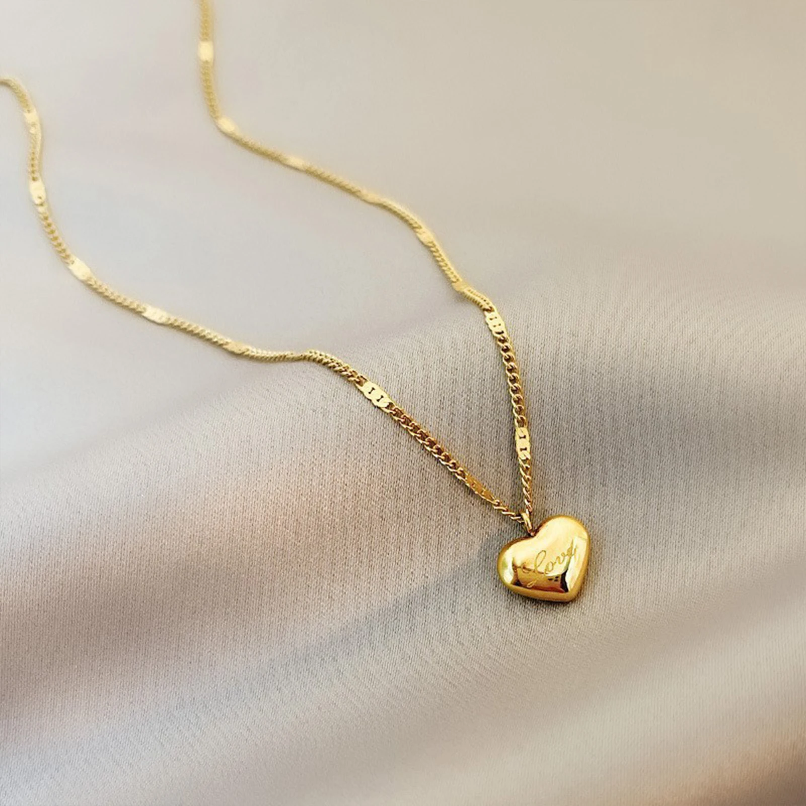 Romantic Heart Necklace Elegant for Valentine's Day Women's Love Pendant Jewelry Anniversary Gift Daily Wear Accessories