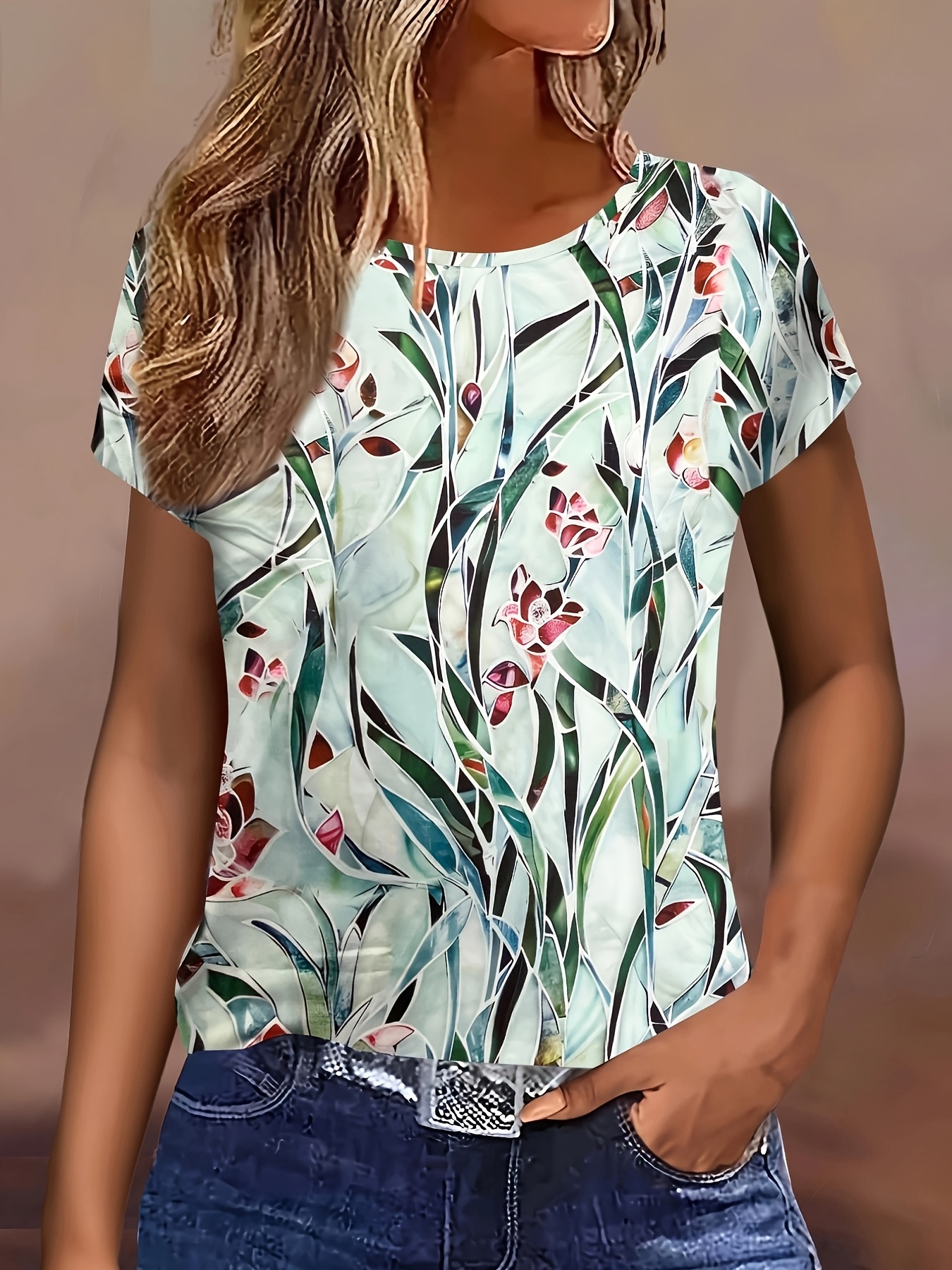 Maglietta da donna con vetro colorato floreale color menta - Grafica delicata di fiori e foglie, elegante design con stampa botanica per l'uso quotidiano casual