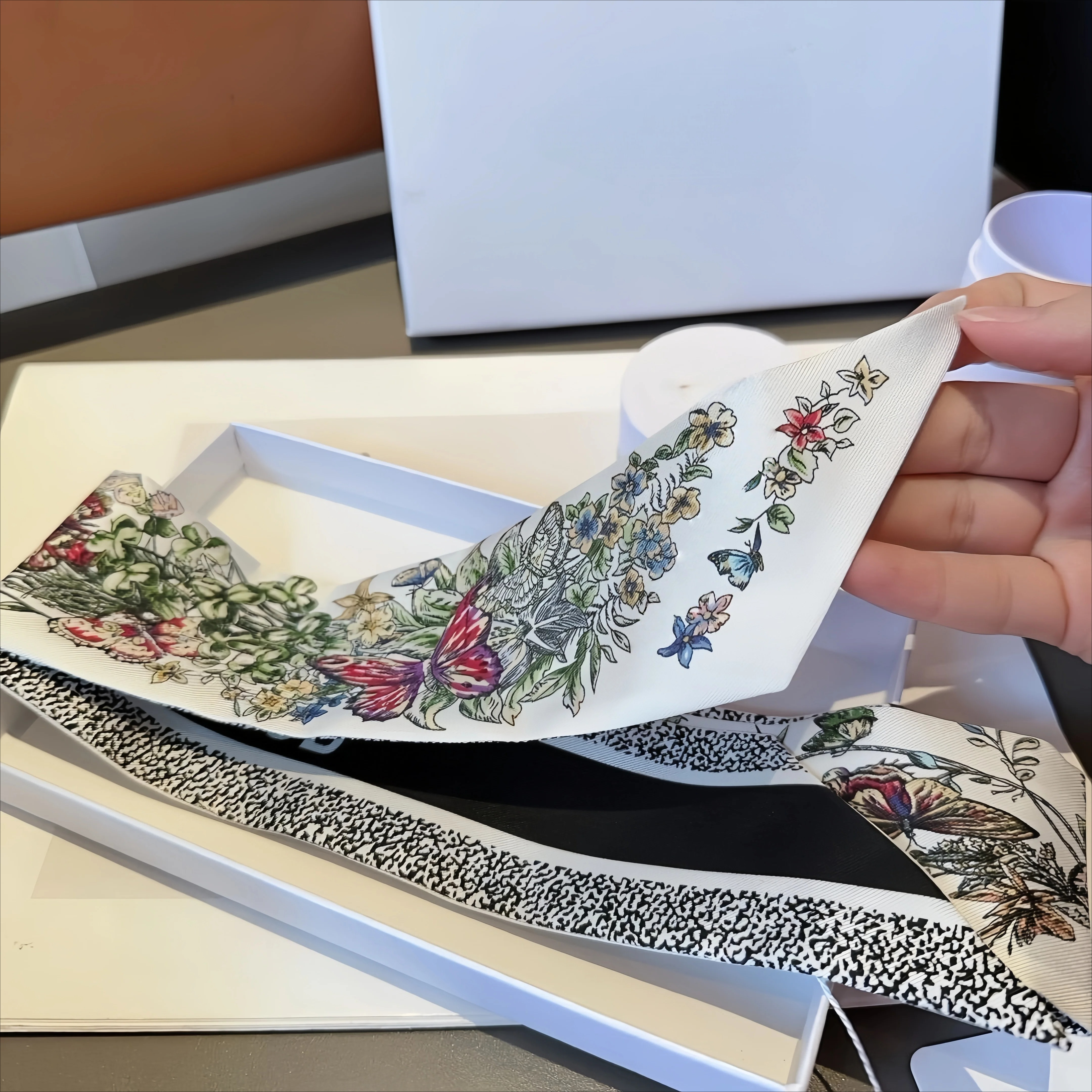 Syal Sutra Mewah Syal Leher Wanita Motif Serbaguna Pita Dekoratif Retro Pita Pengikat Rambut Pita Dekorasi Pembungkus Tas
