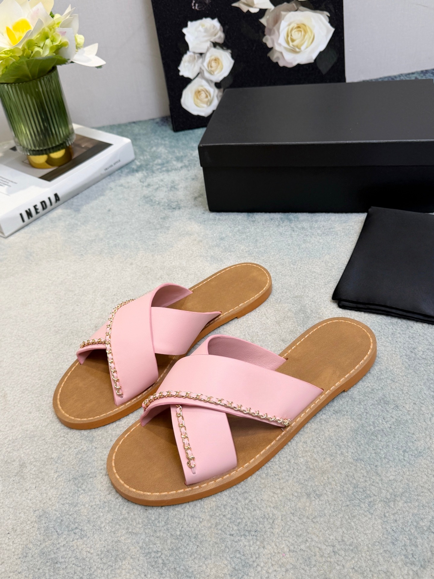 Luxusmarken Casual Slides Flache Sandalen Modische Slides Strand-Fußbekleidung Obermaterial aus Rindsleder Premium Outdoor-Sandalen Damen-Slides