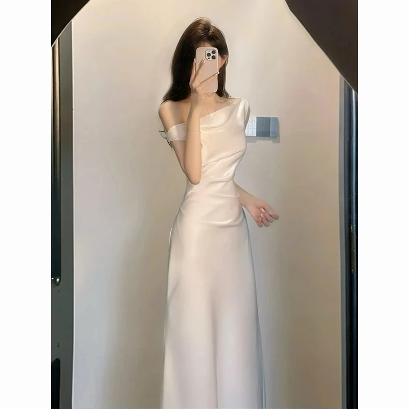 Temperamento francês high-end sentimento balançando colarinho inclinado ombro vestido cintura saco nádegas vinagre cetim verão saia longa