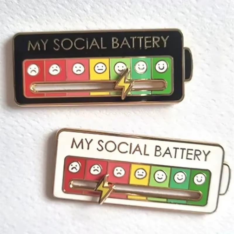Alfileres de expresión de humor para mujeres y hombres, broches con batería social para ropa, regalos divertidos con insignia de aleación