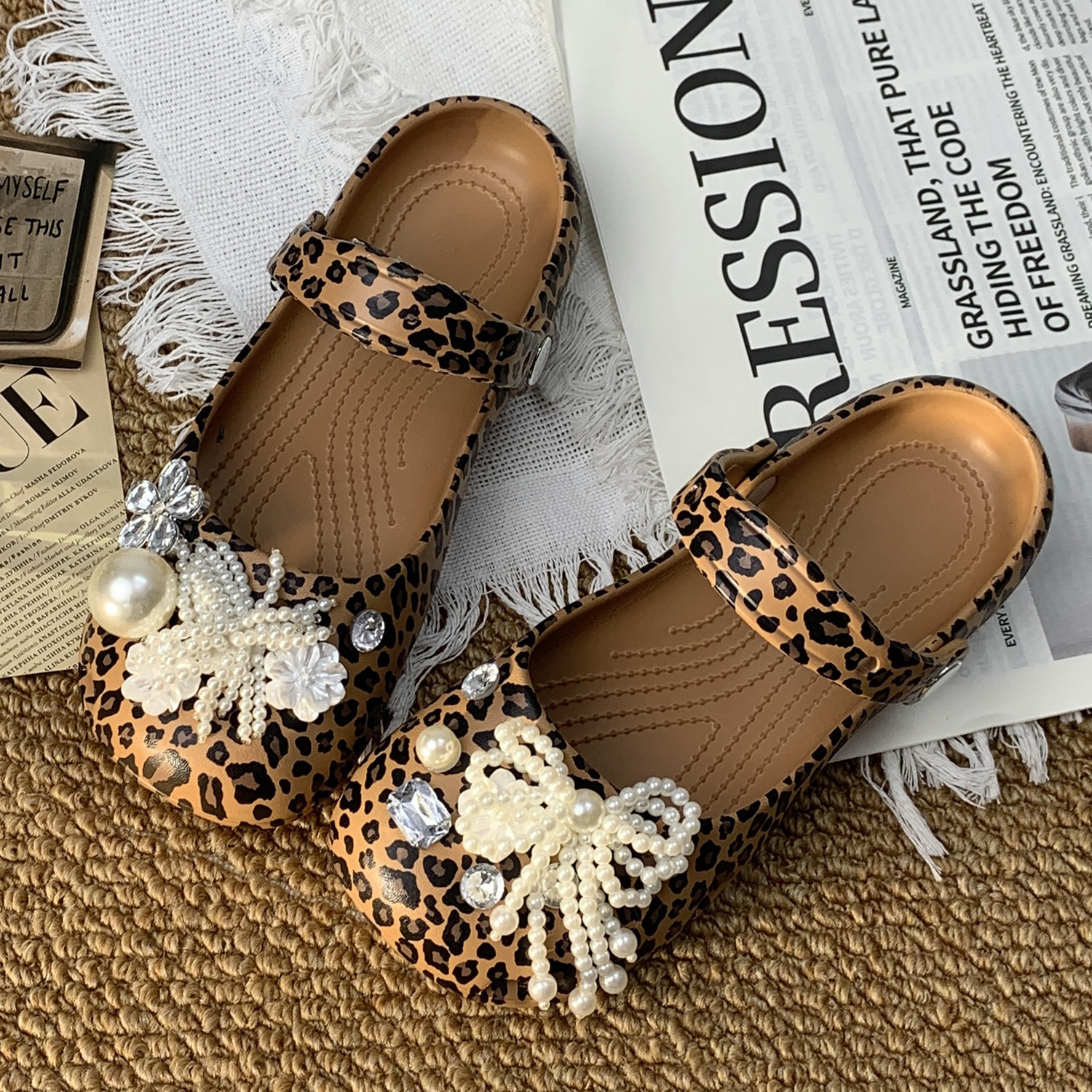Klapki damskie z motywem panterki, zdobione diamentami, letnie, nowe buty na wiosnę i lato, antypoślizgowe sandały, buty plażowe.