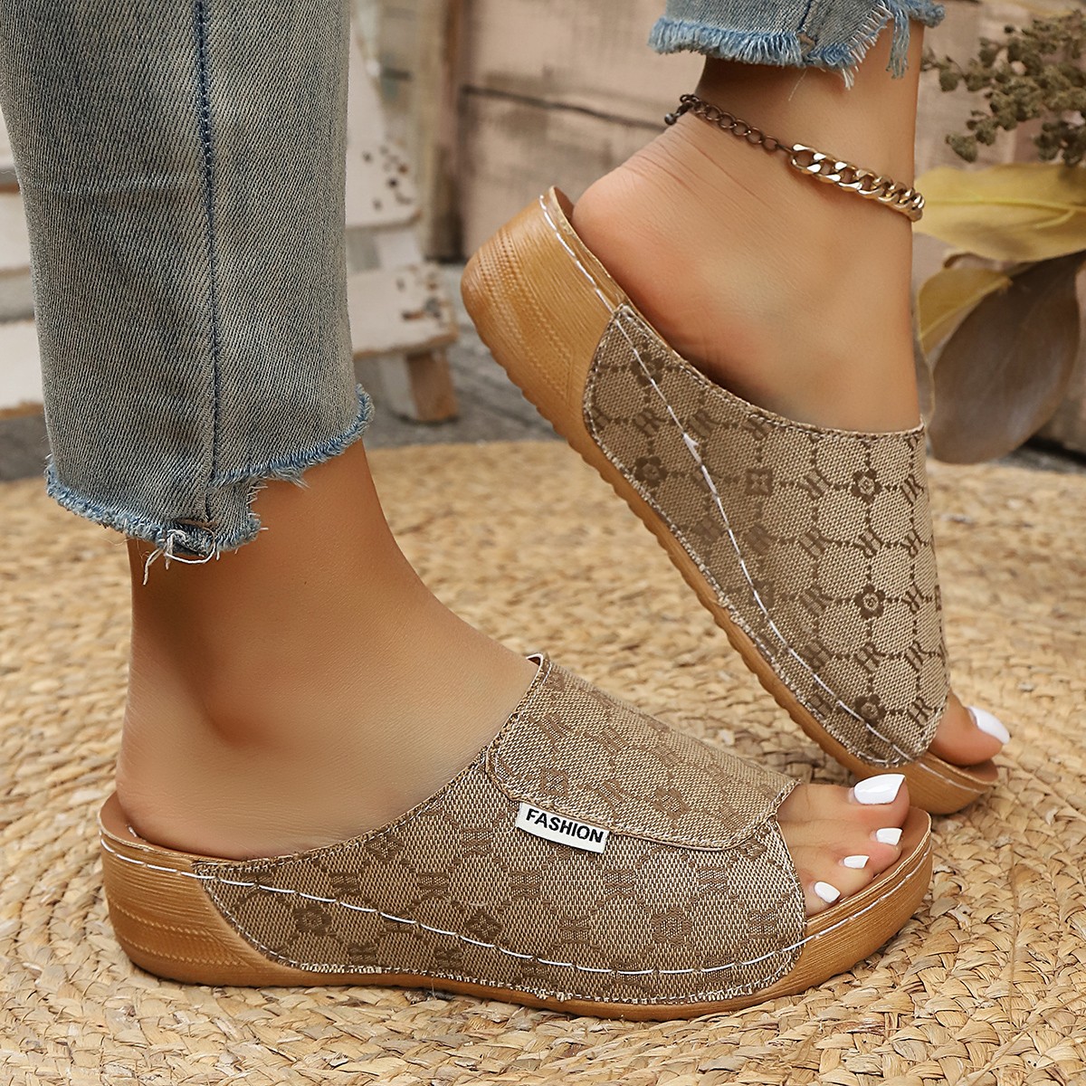 Modische Bestseller Neue Bequeme Strand-Übergrößen Damenschuhe Sommer Elegante Peeptoe Keilabsatz Dickbesohlte Pantoffeln