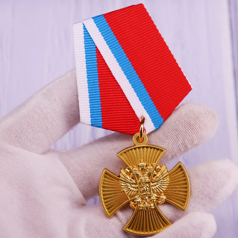 Medal Of Merit Cross Badge met een overgelegde adelaar van de Russische Federatie