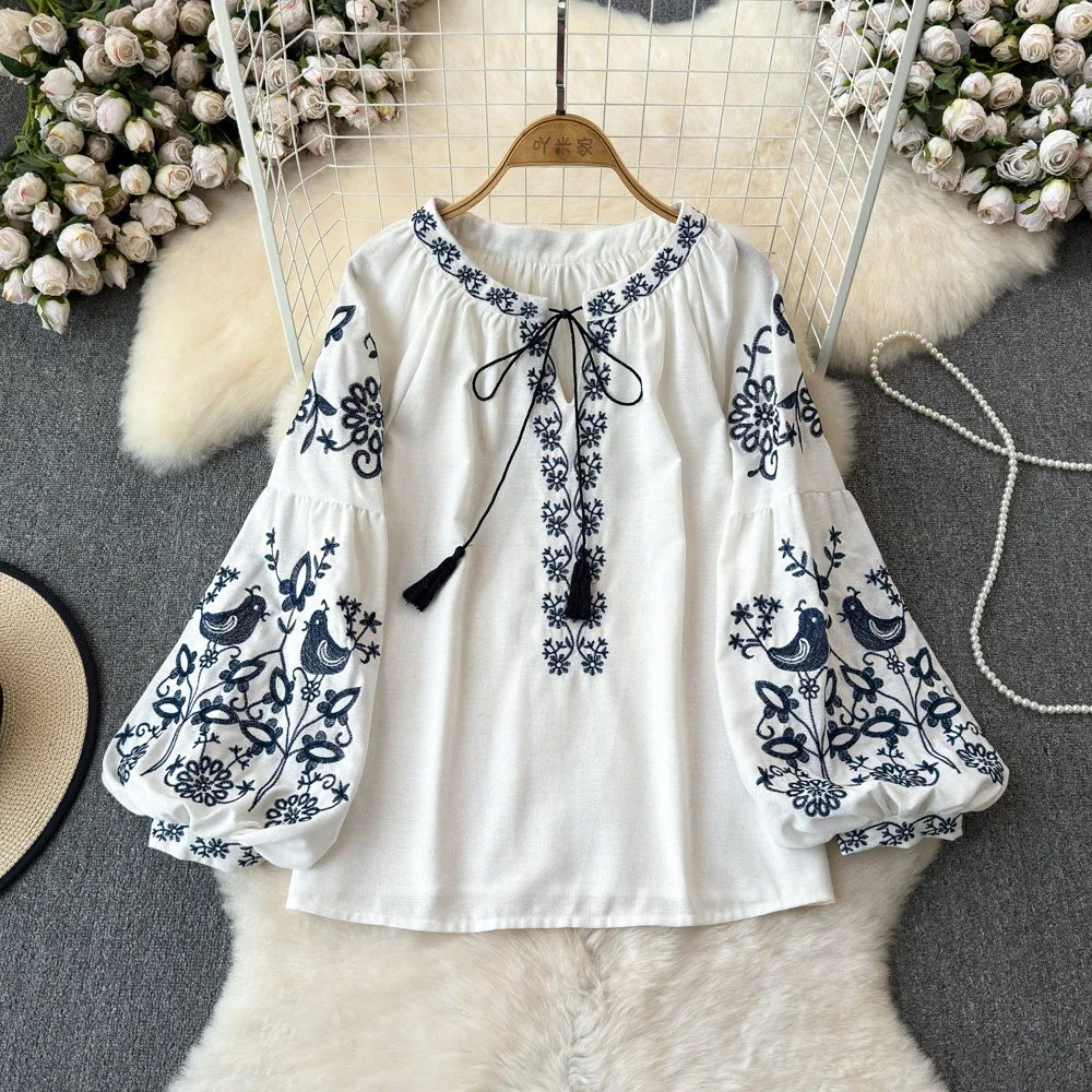 女性のレトロブラウス国民スタイル刺繍レースアップタッセル V ネックランタンスリーブトップスルーズカジュアル女性シャツ A28