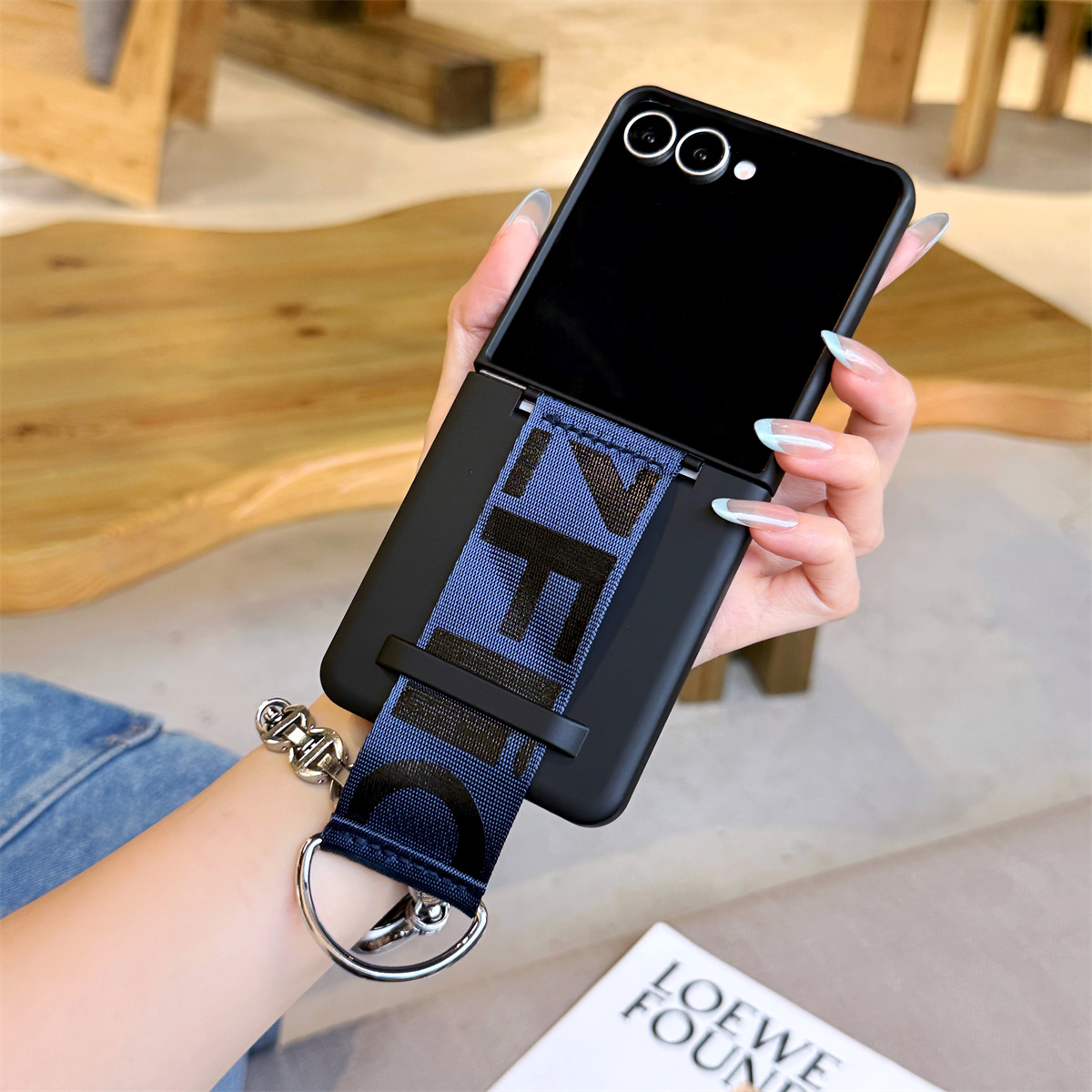 Custodia per telefono con anello di supporto e cinturino da polso per Samsung Galaxy Z Flip 8 7 6 5, in PC opaco di lusso antiurto con catena da mano, Cover ZFlip 7 FE