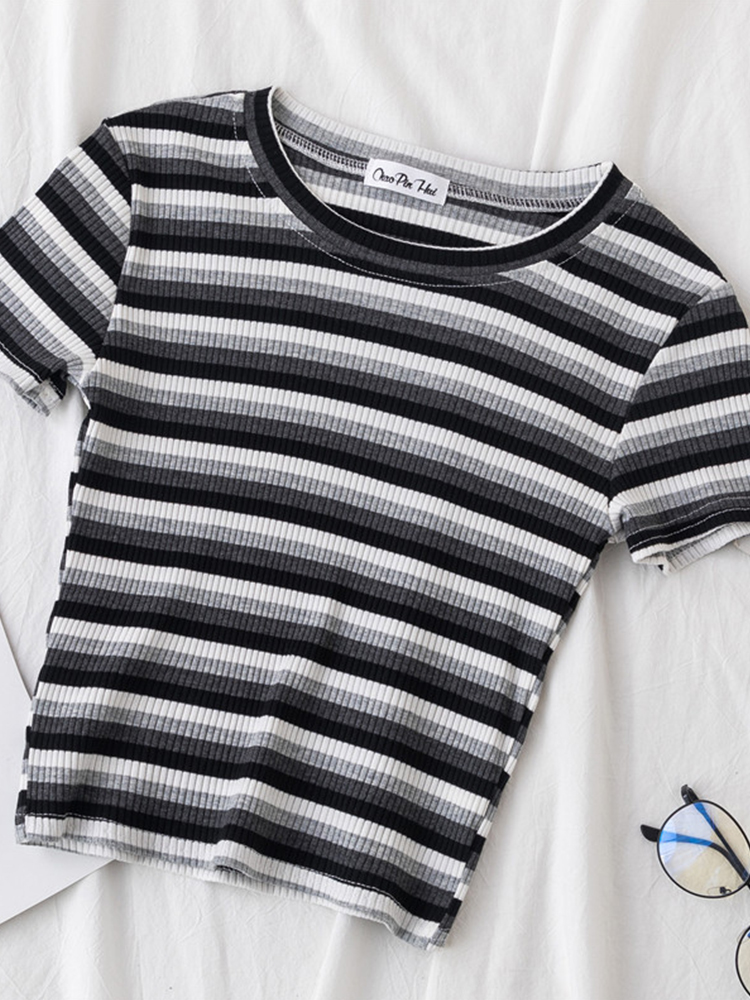 Nuova maglietta da donna Top a righe arcobaleno Maglietta slim fit Maglietta Harajuku Maglietta estiva coreana a maniche corte feminina Abbigliamento Top