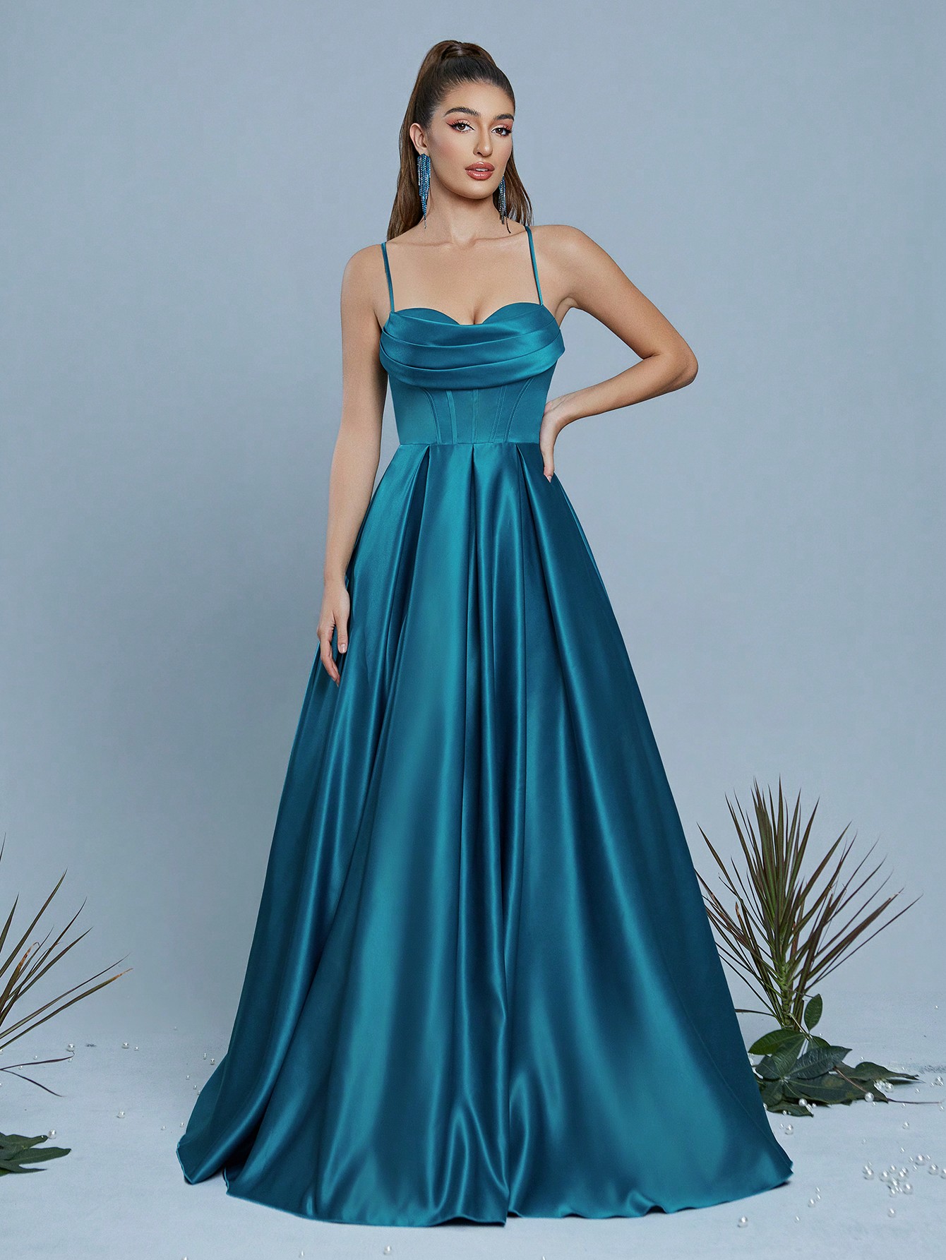 Mgiacy sexy langes Kleid mit Neckholder und Riemen am Rücken