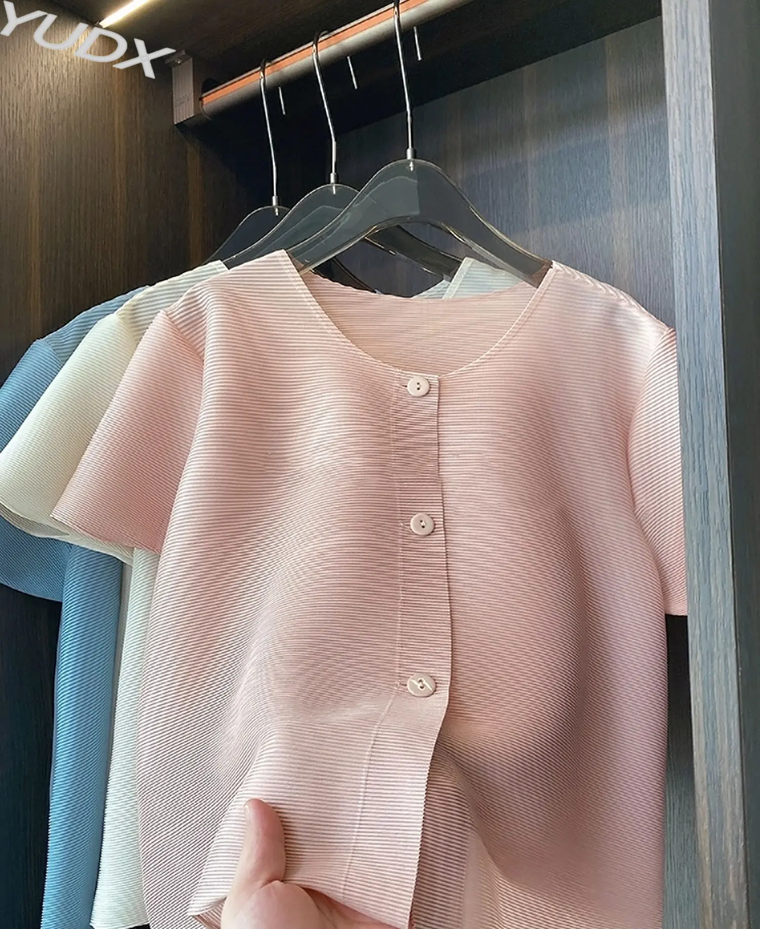YUDX Miyake Einfarbig Einfache Plissee Kurze Tops Frauen Kurzarm Hemd 2025, Sommer Senior Design Sinn Einreiher