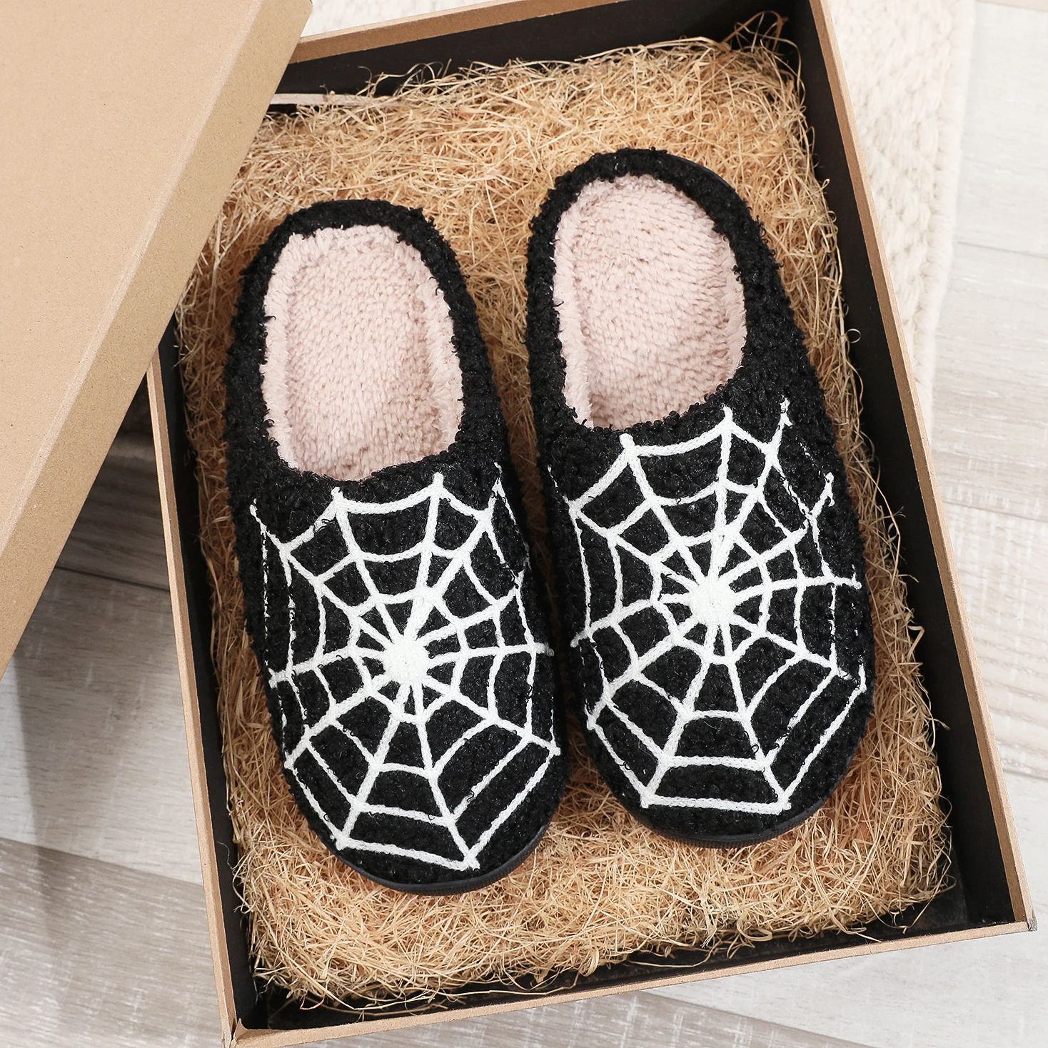 Zapatillas de algodón de lana cómodas de suela gruesa para el hogar de felpa bordadas a la moda con diseño de telaraña de Halloween, zapatillas de interior antideslizantes cálidas personalizadas para hombres y mujeres pueden usar regalos de Navidad