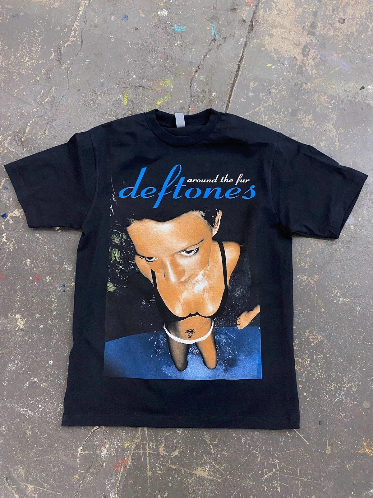 T-shirt classica anni '90 in stile retrò con stampa Deftones Around The Fur, in cotone, girocollo, oversize, unisex, stile Harajuku, in vendita.