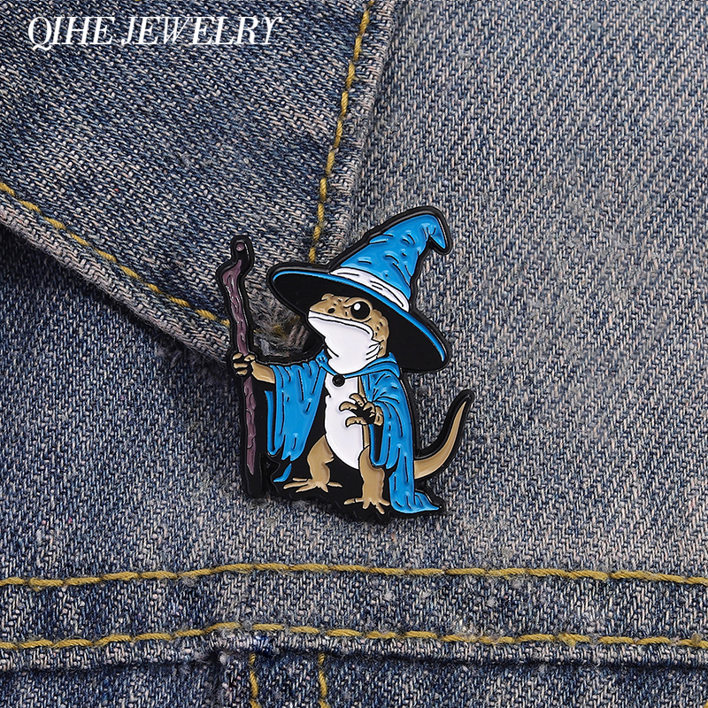 Lizard WizardเคลือบPins Punk Gothicสัตว์สีฟ้าเข็มกลัดโลหะตกแต่งกระเป๋าเป้สะพายหลังเสื้อผ้าLapel Badgeเครื่องประดับตลกของขวัญ