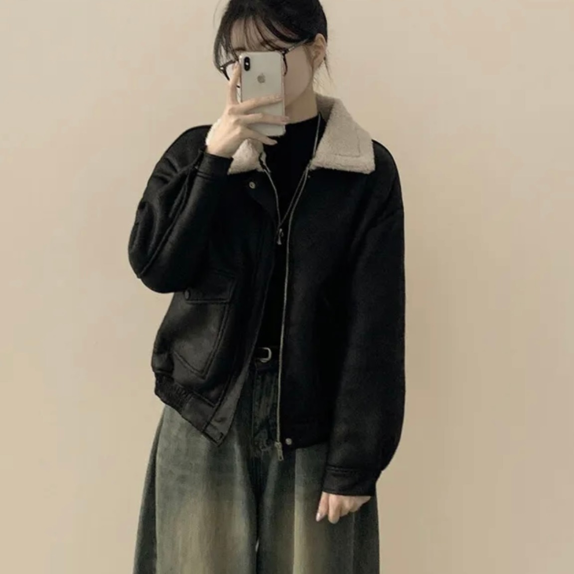 女性のレトロバイカースタイルの厚いラムファージャケット長袖ジッパーショートコート一体型レザーとファーのターンダウンカラー