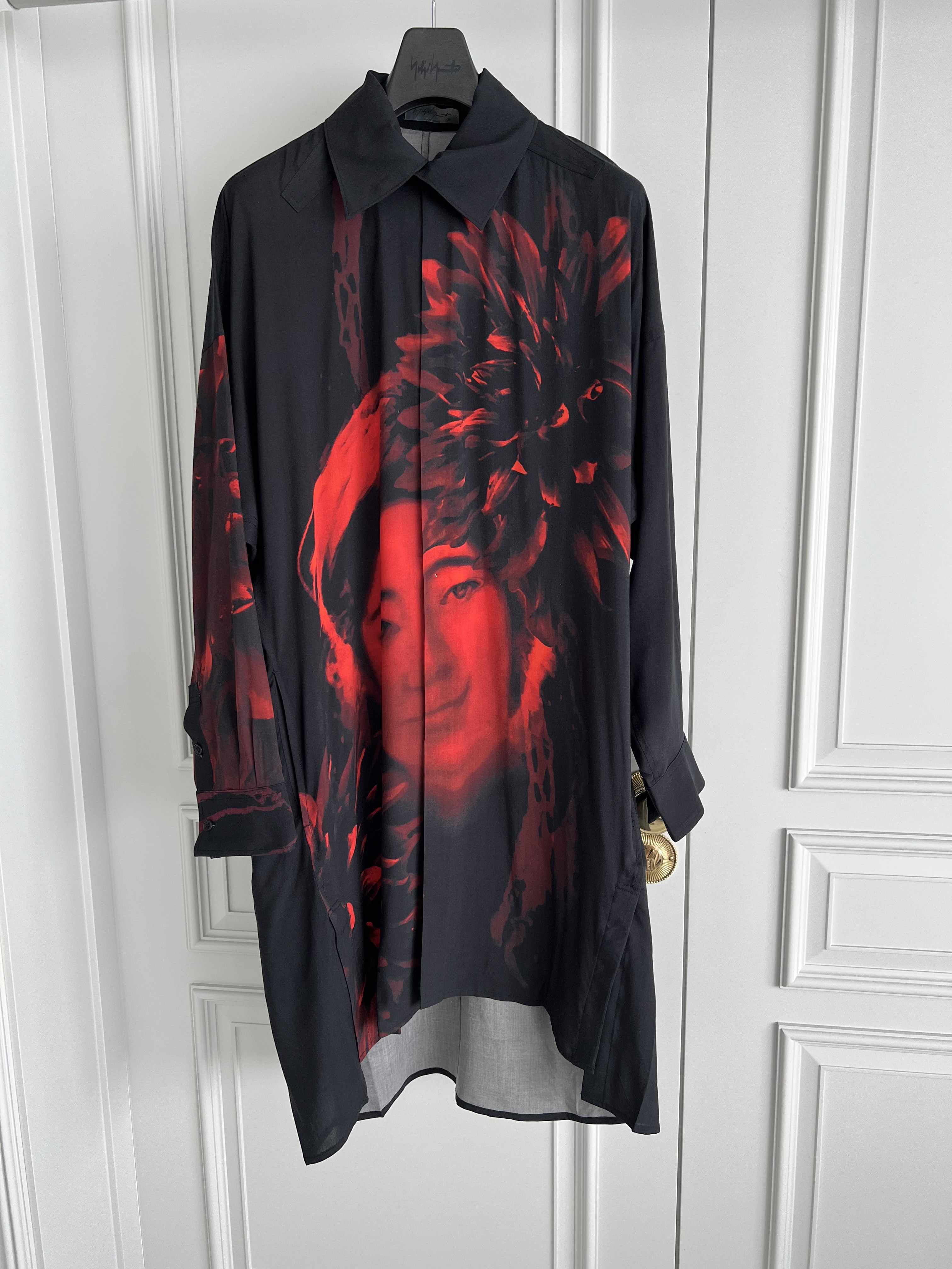 Design original da TOP-YAMAMOTO Paris show retrato feminino com estampa e camisa para homem