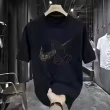目を引くレタープリントとスリムフィットが特徴のメンズトレンディ半袖Tシャツは、体型を際立たせます。 カジュアルでありながらファッショナブル