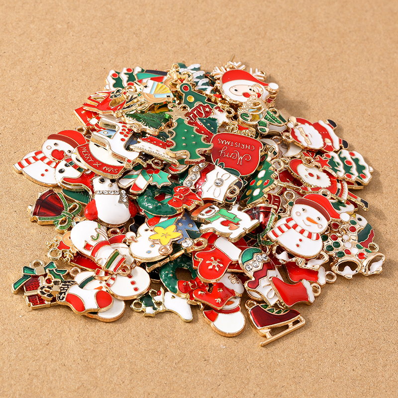 10/20/30 pcs สุ่มผสมเคลือบคริสต์มาส Snowman Santa Claus Charm จี้สําหรับเครื่องประดับ DIY ต่างหูสร้อยคออุปกรณ์เสริม