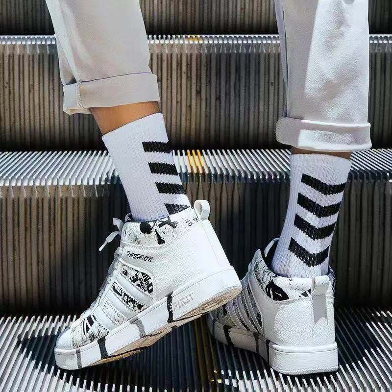 New Fashion Cotton Black White Stripe Crew Men Socks Sports Hip Hop Skateboard Blaze Street Happy Long Sox Mens Calcetines Soks