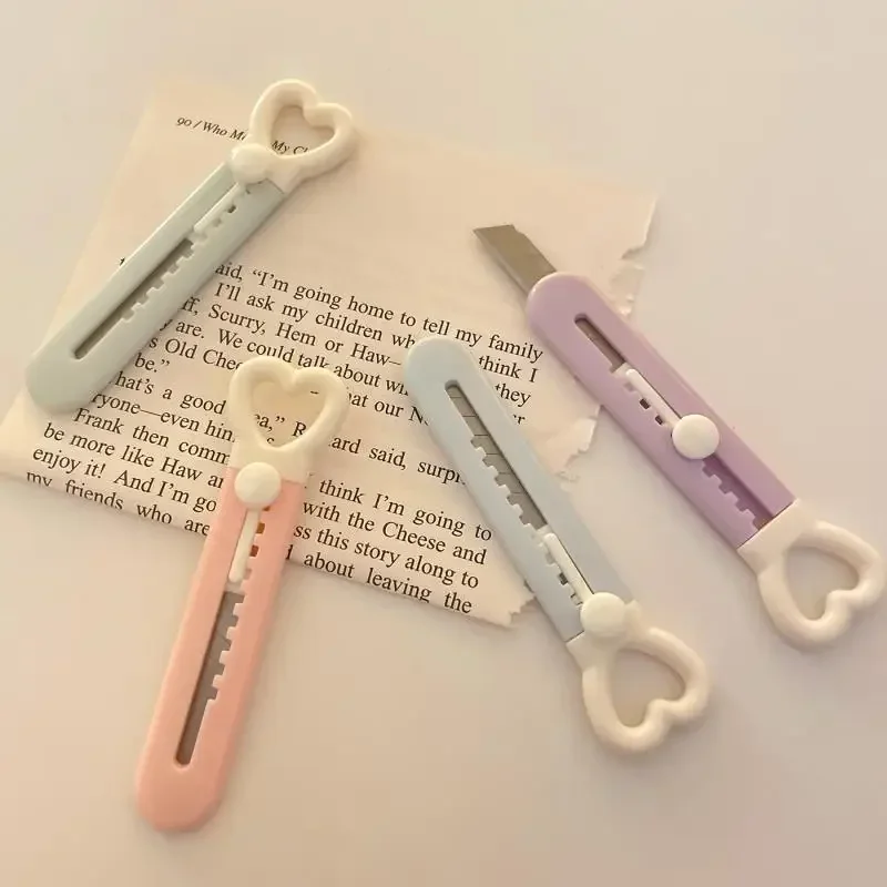 Mini cuchillo de bolsillo Kawaii con forma de corazón de amor, caja Express, cúter de papel, envoltura artesanal, hoja rellenable, papelería, 2 uds.