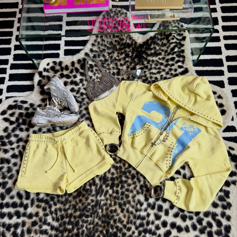 Ensemble de 2 pièces : Sweat à capuche et short de sport jaune Mellow, style Y2K rétro, avec imprimé graphique Rivet 21, pour femme
