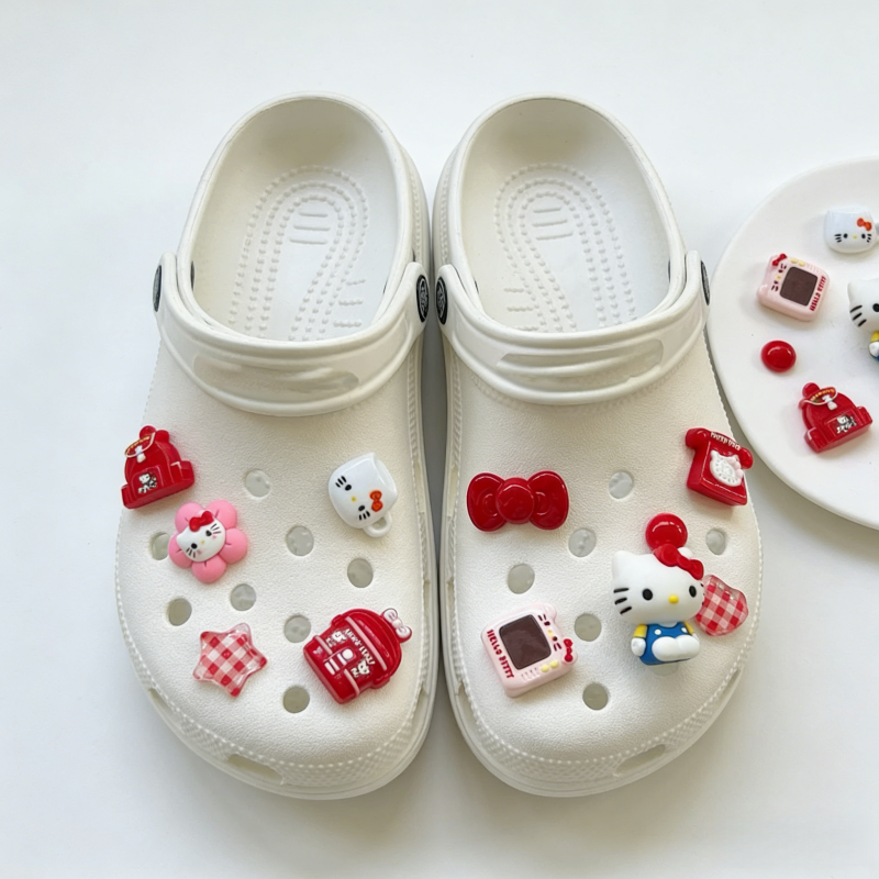 Nowe 11 szt. Czerwone Ozdoby do Butów Hello Kitty z Kokardkami do Crocsów i Butów Ogrodowych, Urocze Dekoracje dla Chłopców i Dziewczynek, Upominki na Przyjęcia, Prezenty