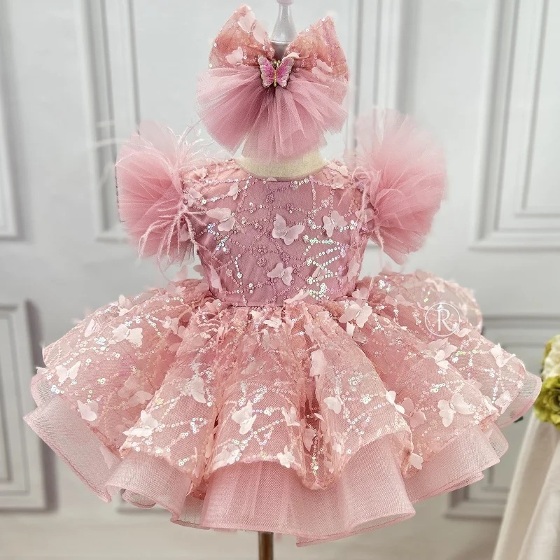 女の子用パフスリーブスパンコール刺繍チュールドレス、蝶のディテールとマッチングするヘッドピース付き、フラワーガールの役割に最適