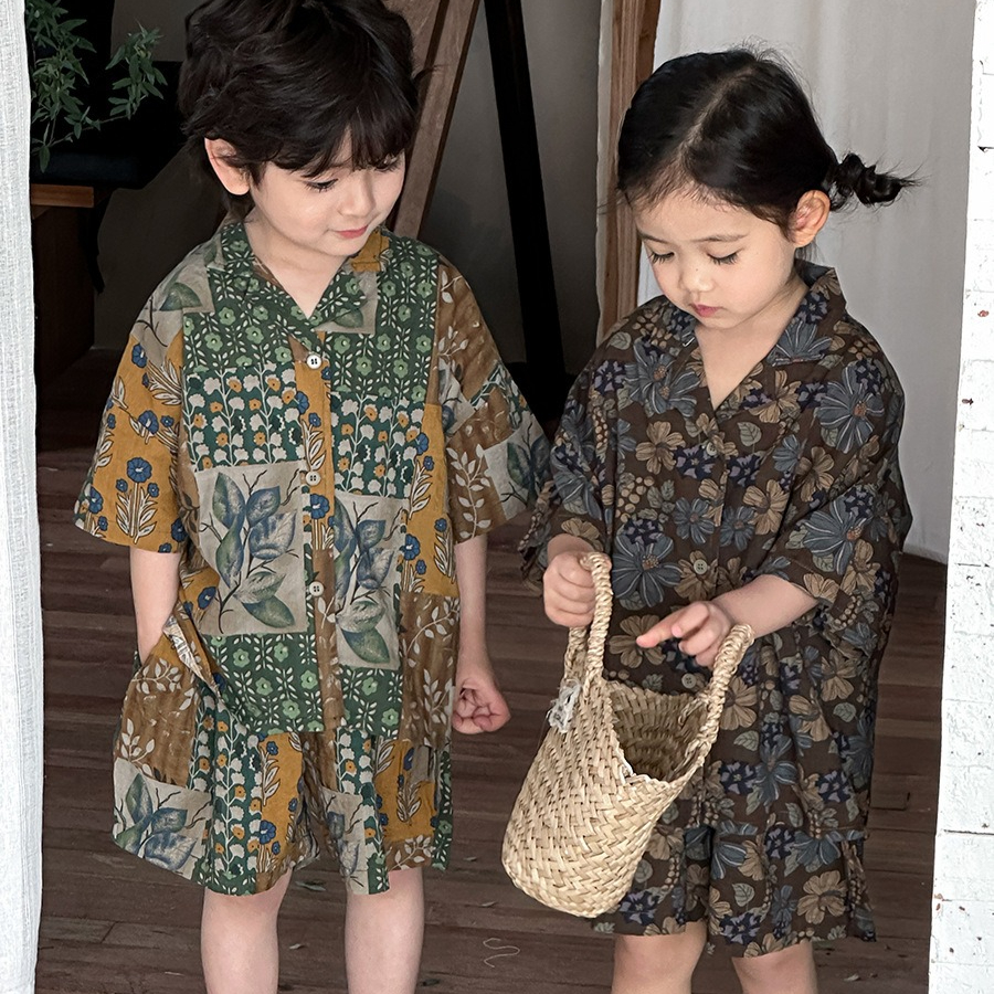 Set 2026 Lente en Zomer Nieuwe Kinderkleding Jongens en Meisjes Mode Retro Korte mouwen Bloemenoverhemd Shorts Tweedelige set