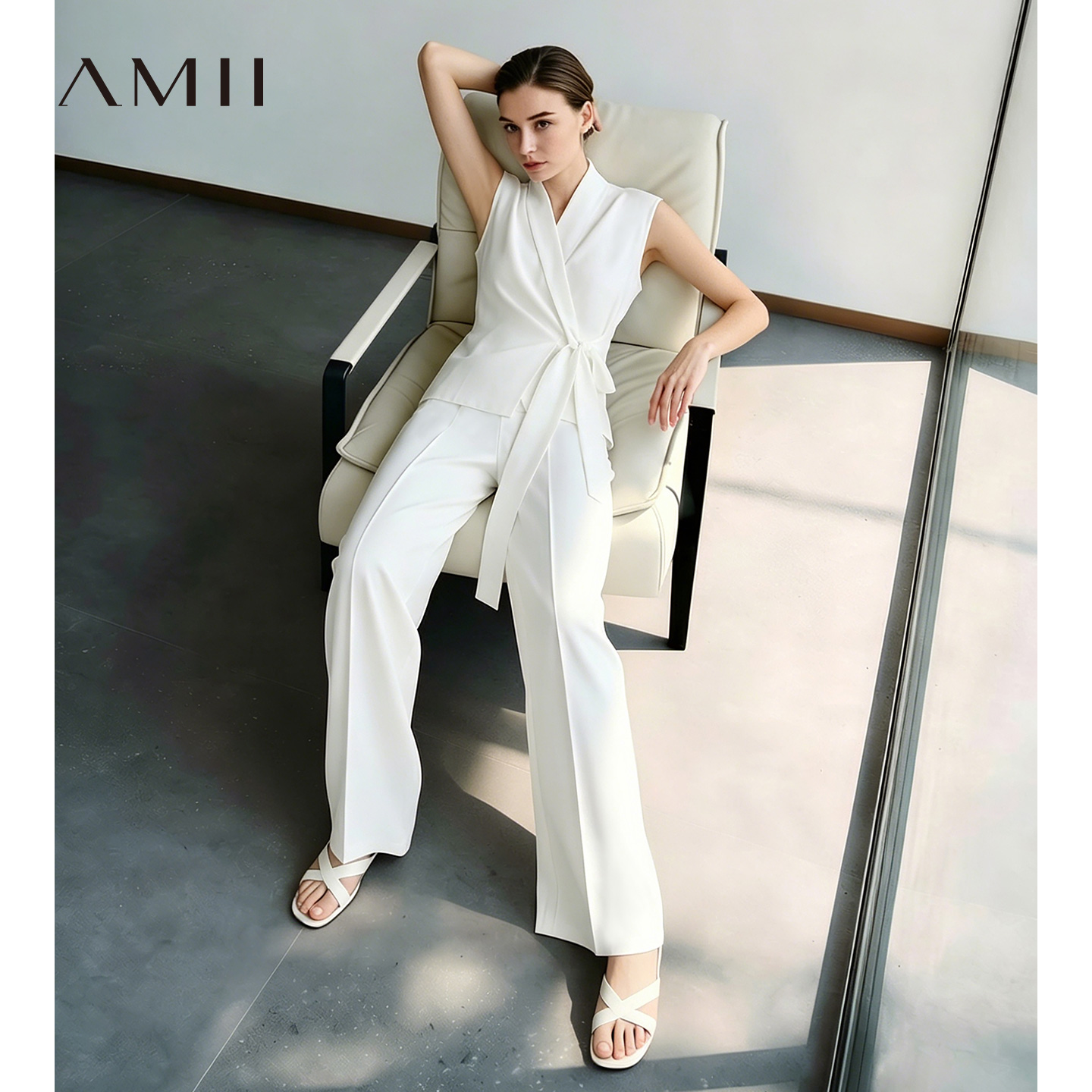 Chemisier élégant Amii pour femme, nouvelle collection été 2026, col en V, sans manches, en mousseline de soie, avec empiècements en satin, chemise fluide de bureau pour femme 12642213