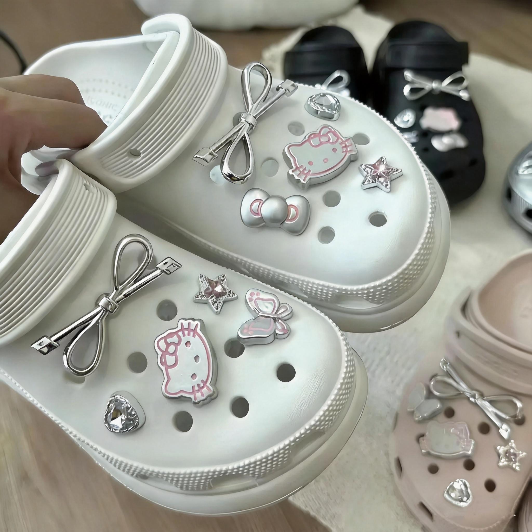 Ensemble de breloques pour chaussures Hello Kitty argentées, accessoires pour sandales, chaussures à trous, pantoufles et sabots pour filles et femmes, décoration